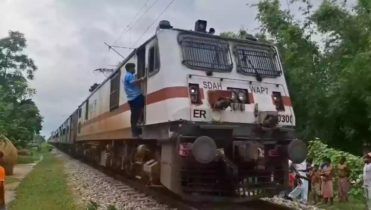 North Bengal Express engine breakdown causes four-hour delay near Dinhata