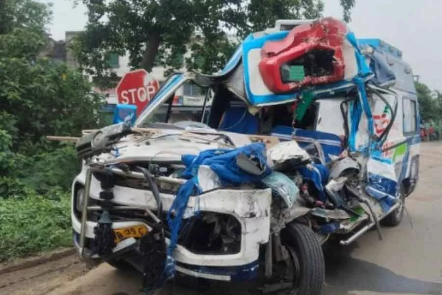 एम्बुलेंस ने ट्रक को मारी टक्कर, तीन की मौत