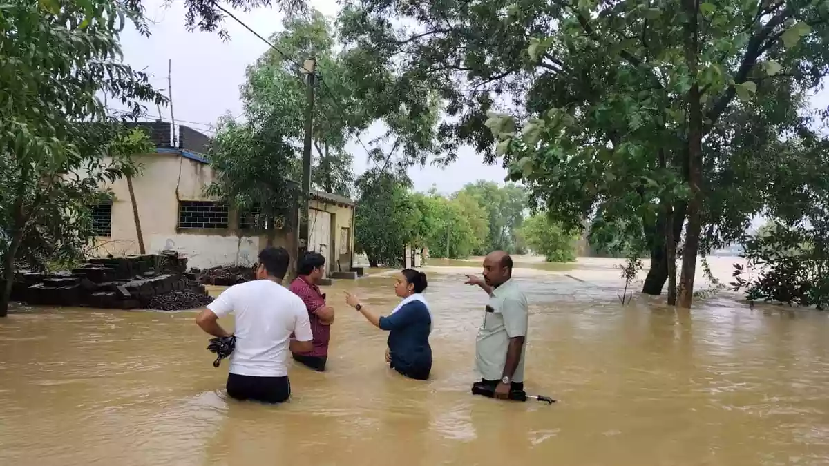 लगातार बरसात और डीवीसी से पानी छोड़े जाने के कारण दक्षिण बंगाल में बाढ़ जैसी स्थिति