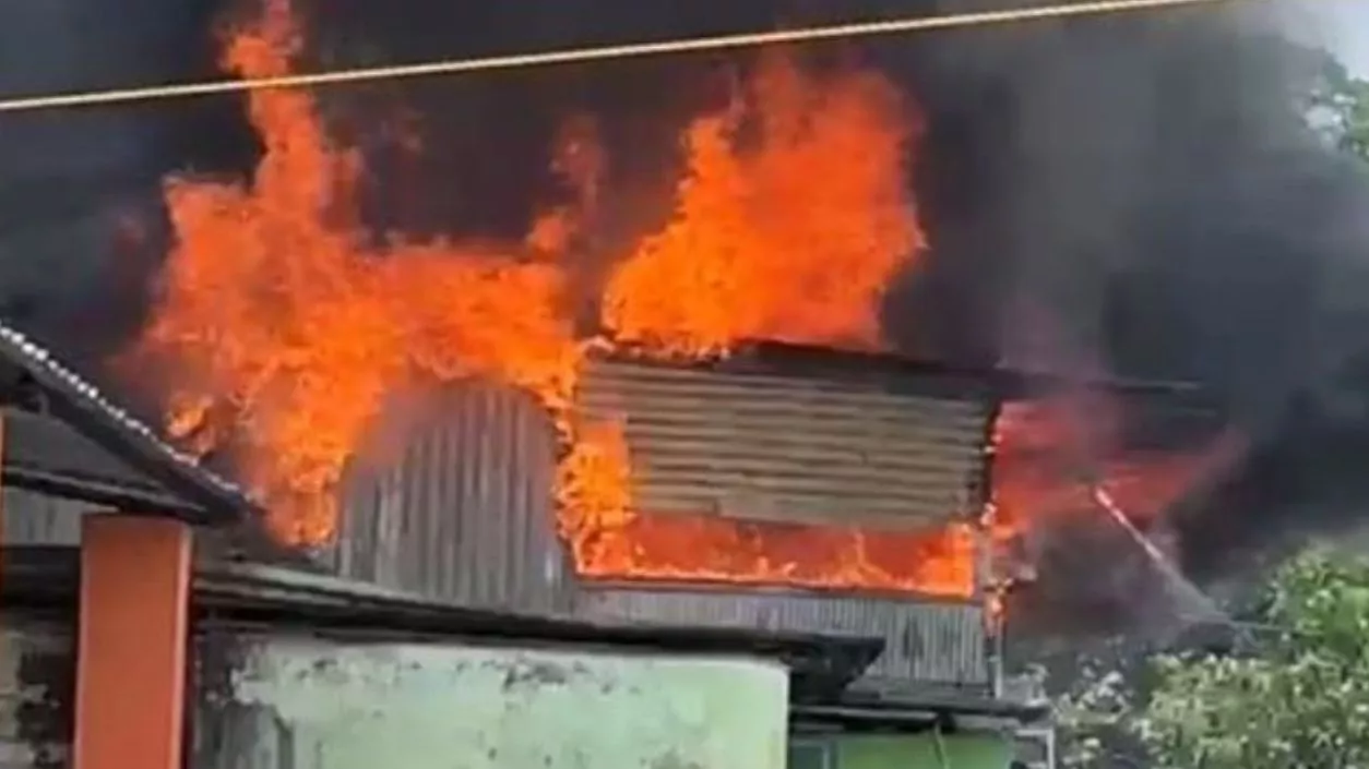 Fire guts former Minister John Barla’s Banarhat house; No injuries reported