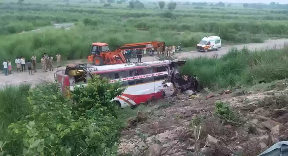 Passenger bus overturns Lucknow-Agra Expressway; 2 dead, 50 injured