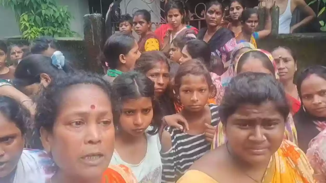 Wife's body found in a pool of blood, husband found hanging in the same room in Jalpaiguri 