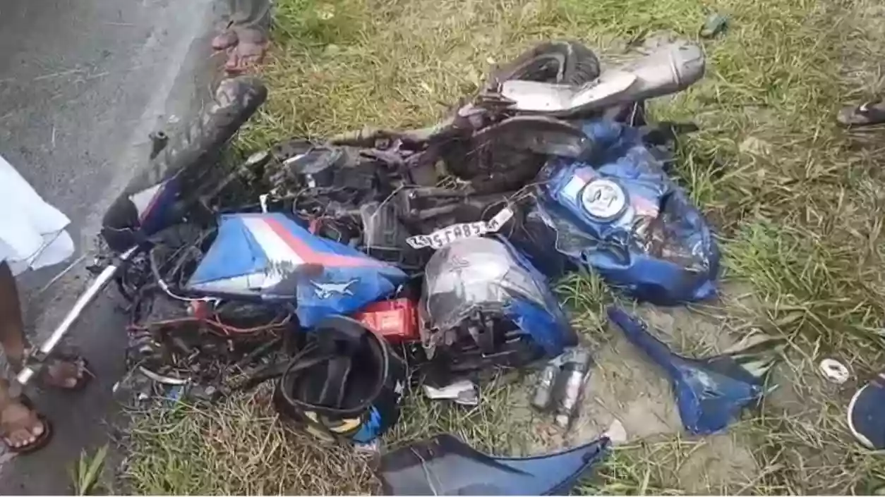Pregnant woman and husband killed as speeding dumper hits stationary bike in Beldanga