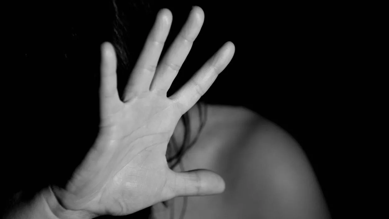 10 year old raped by neighbour near Kali temple after lured with mangoes in Bankura
