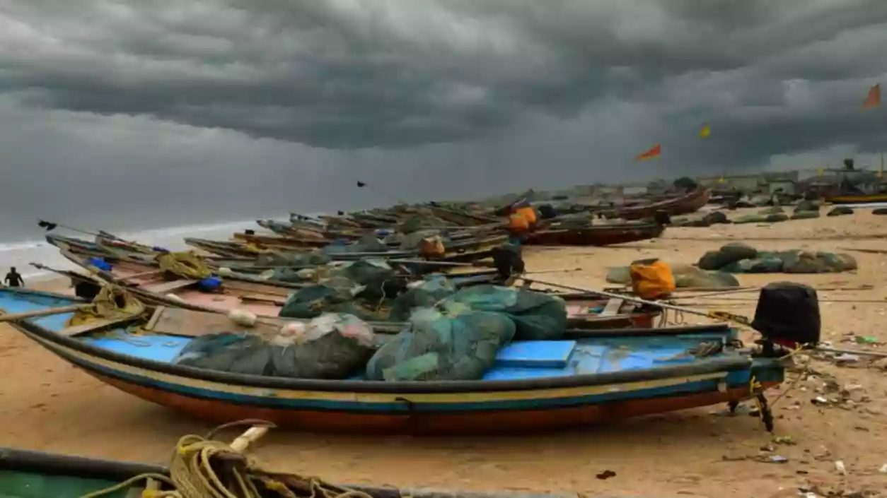Heavy rain alert in South Bengal districts as deep depression moves inland; Sea entry banned