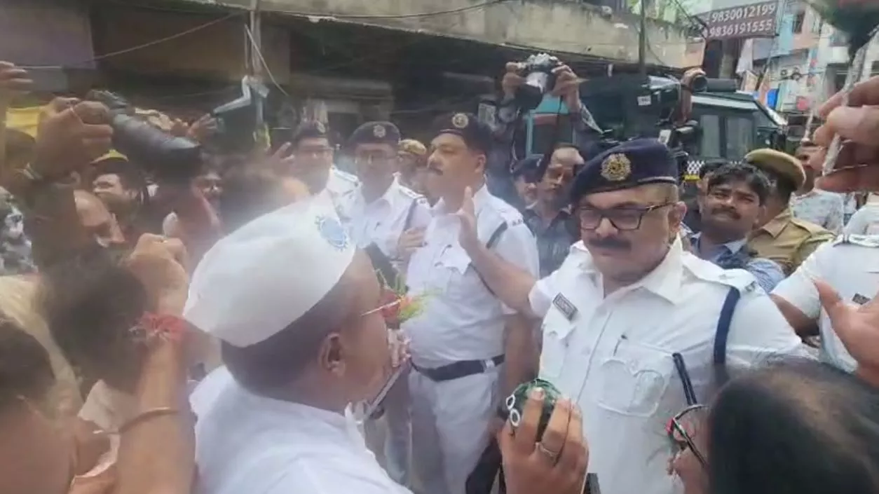 Congress takes out 'Lalbazar Abhiyan' rally at Bowbazar, blocked by police