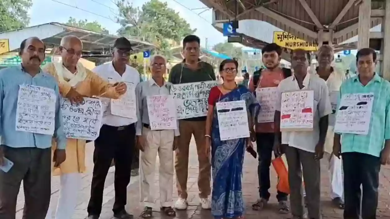 Passengers launch ‘Latrine Satyagraha’, demand toilets on Lalgola–Sealdah passenger trains
