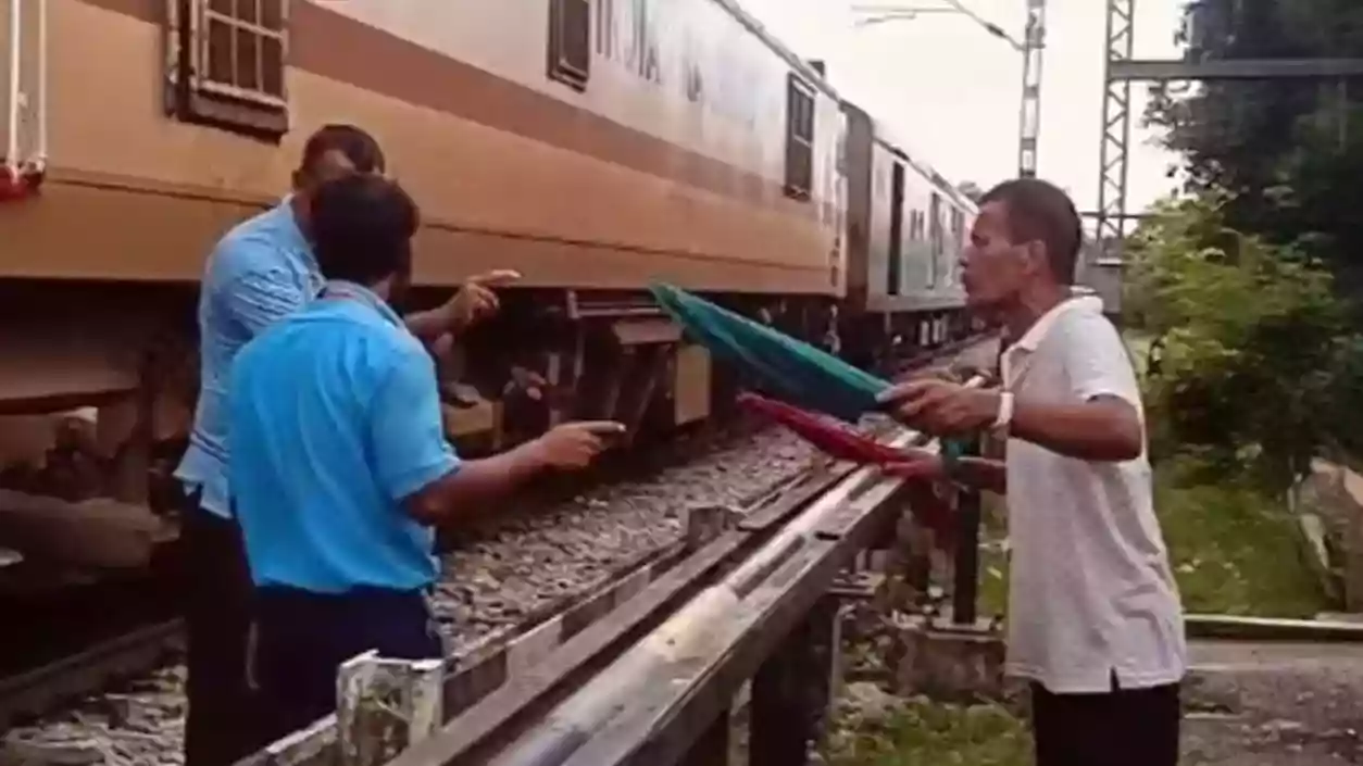 Sleeping gateman delays Vivek Express at Maynaguri; Suspended after 10-minute train halt
