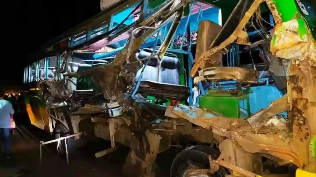 1 dead, 10 injured as passenger bus collides with tractor in Hooghly