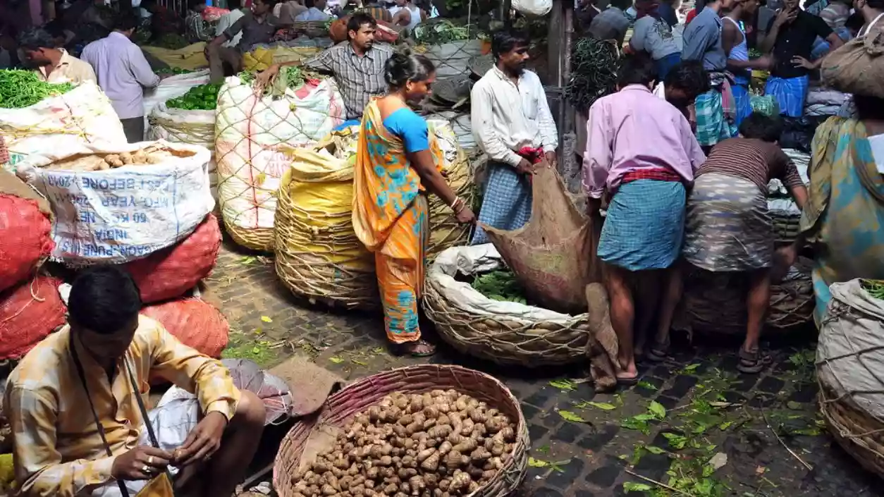 Vegetable prices soar in rain-hit Bengal, supply disrupted across Kolkata markets | Watch Taaza TV's Report