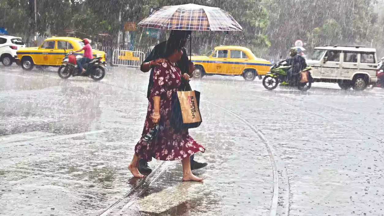 IMD issues heavy rain alert for Bengal amid cyclonic pressure, gusty winds likely in Kolkata