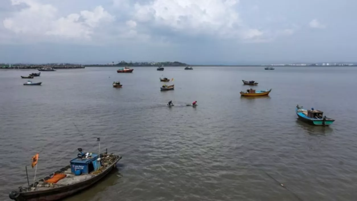 Suspicious boat with alleged markings spotted off Maharashtra coast; State on high alert