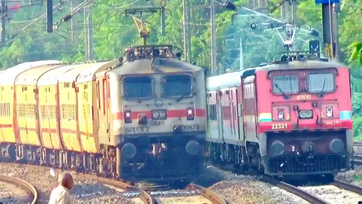 Sealdah trains run without cancellation despite IMD heavy rain alert in South Bengal