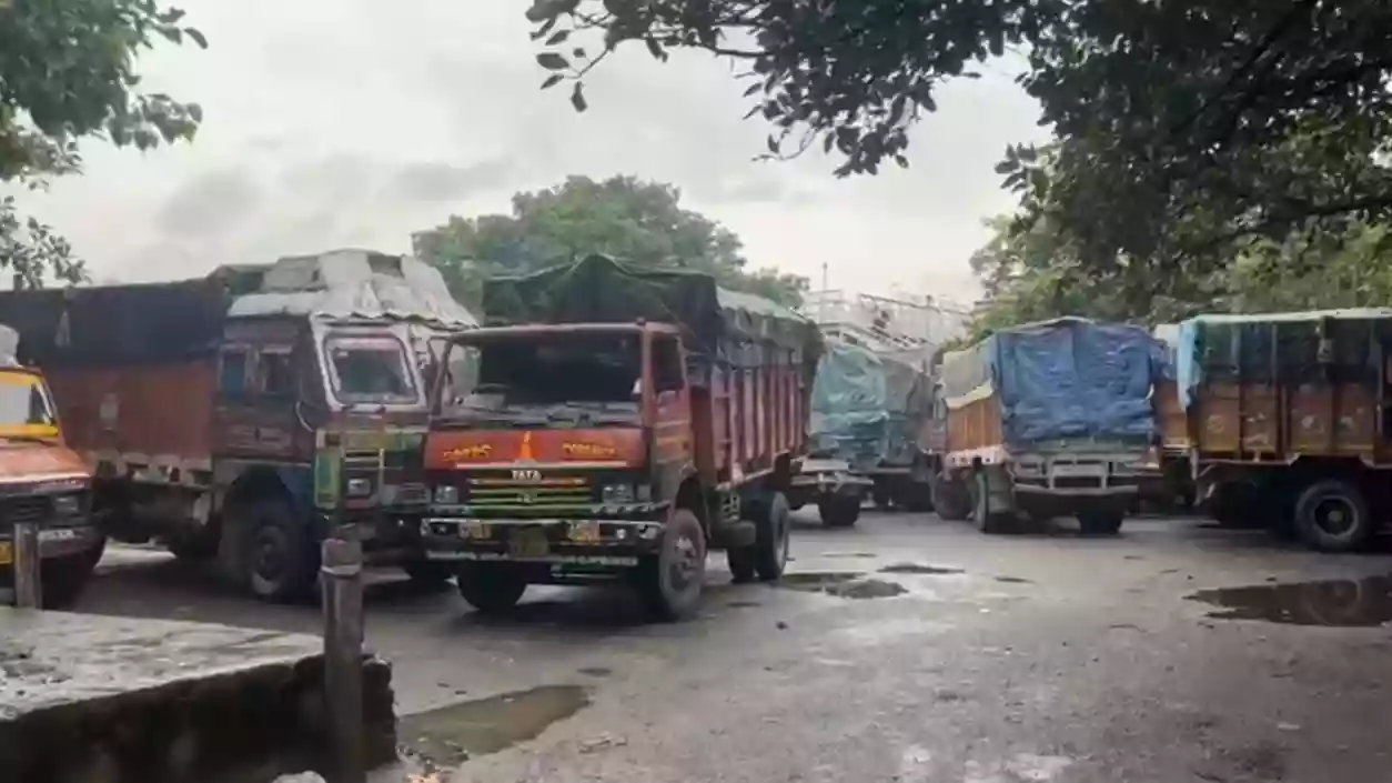 Several trucks vandalised in New Alipore; Owners allege extortion, Police yet to respond