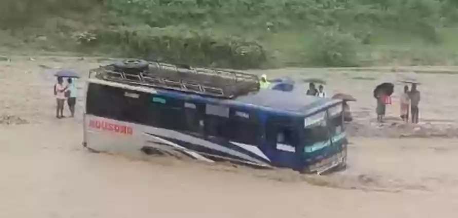 Passenger bus stuck in flash flood in North Bengal, locals help in quick rescue