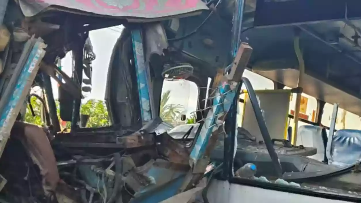 11 critically injured in head-on collision between bus and truck in Kakdwip