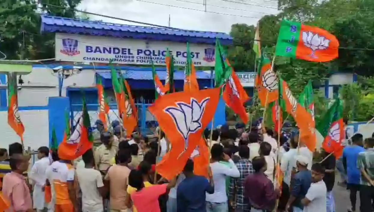 BJP workers clash with police near police outpost, Mahila Morcha breaks barricade