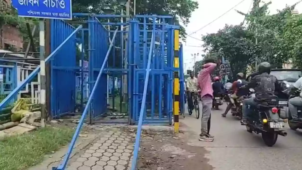 Howrah barricaded ahead of RG Kar's Nabanna Abhiyan; Police seal key roads with iron beams