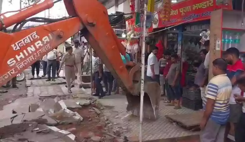Dhanbad Municipal Corporation launches bulldozer action in Saraidhela