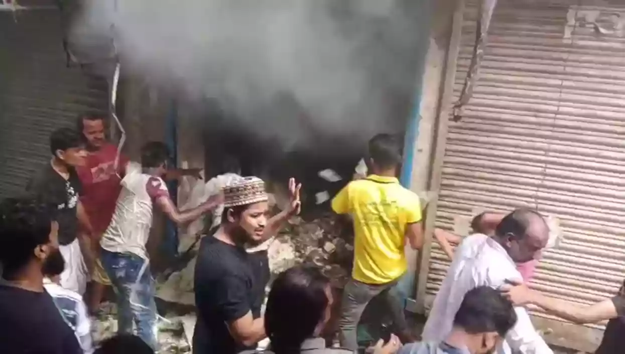 Fire in Howrah's Bankara grocery warehouse, firecrackers trigger explosion and panic 
