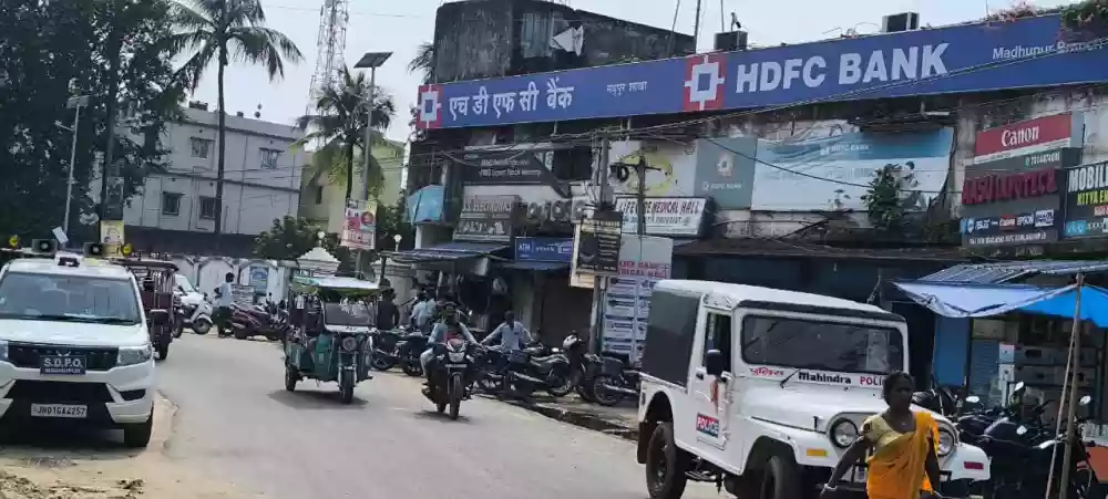 Six armed robbers loot 1 crore from HDFC bank in broad daylight