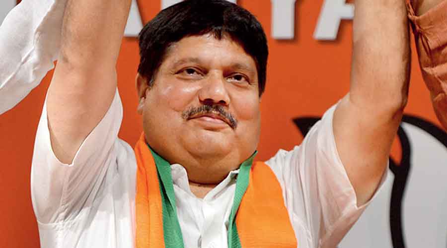 Former BJP MP Arjun Singh's residence turns violent, a group of TMC councillor's son alleged attacks by hurling bombs and smashing his nephew's car