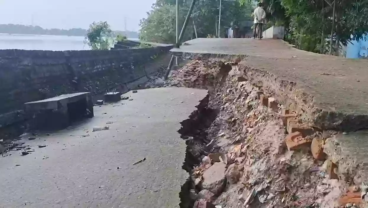 Road near Ganga riverbank collapses in Hooghly’s Srirampur, authorities rush to restore damaged stretch