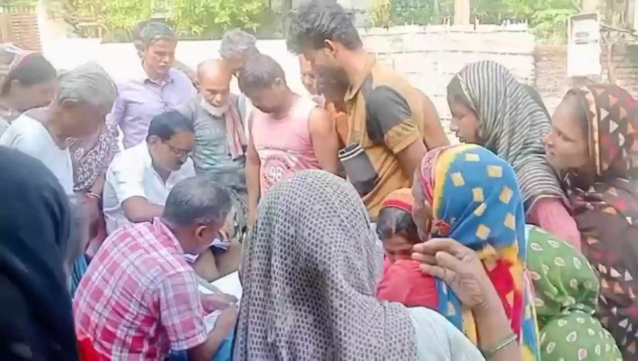 Malda BLO caught distributing SIR forms at grocery stores instead of homes