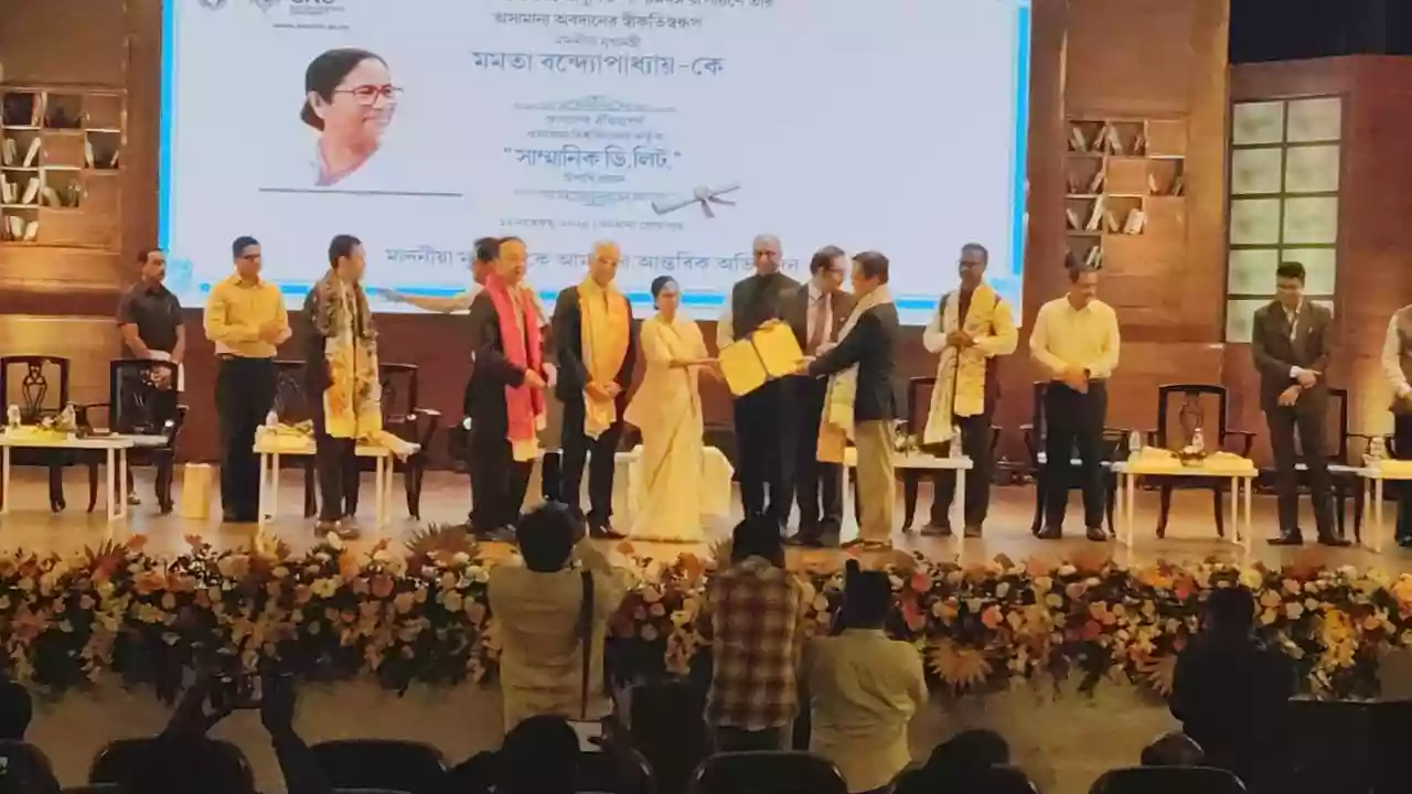 जापान की ओकायामा यूनिवर्सिटी ने ममता बनर्जी को डी लिट-लेटर्स प्रदान किया