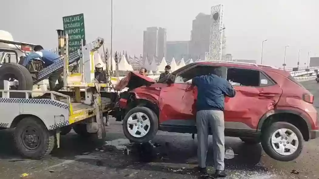Speeding car breaks divider on Maa Flyover, chokes traffic