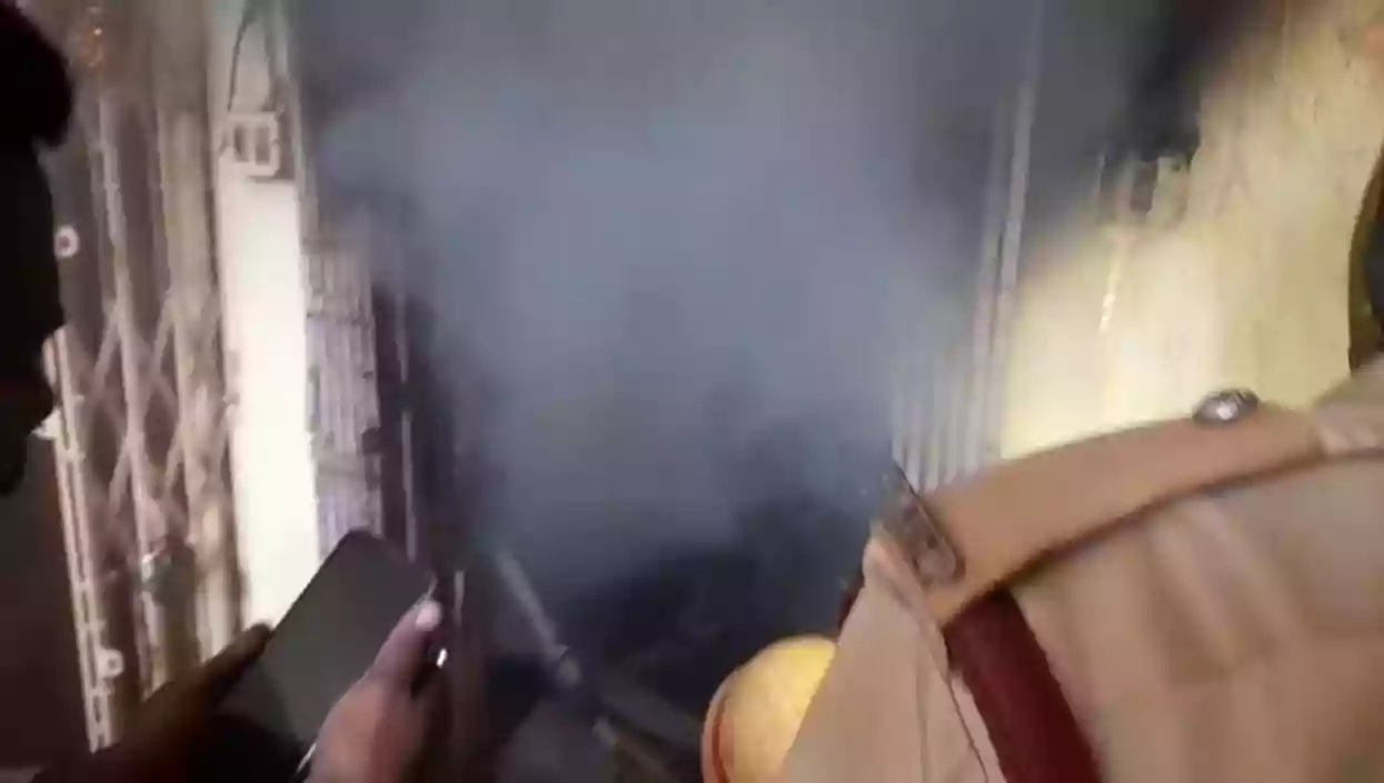 Fire breaks out in residential building in Howrah's Shibpur , residents rush out in panic