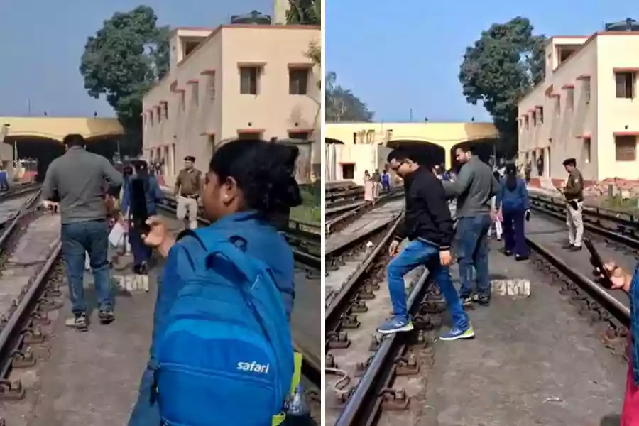 Metro breaks down at Tollygunge station, passengers walk on the track to exit