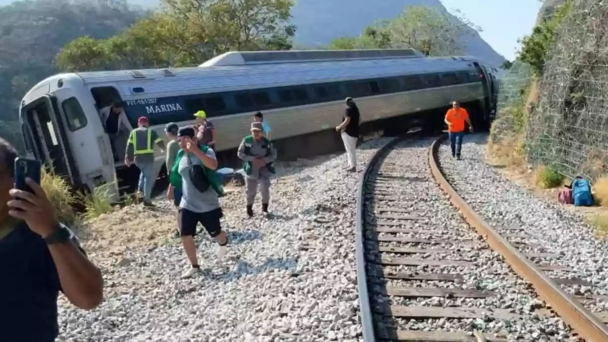 Train derails in Mexico, 13 killed & nearly 100 injured