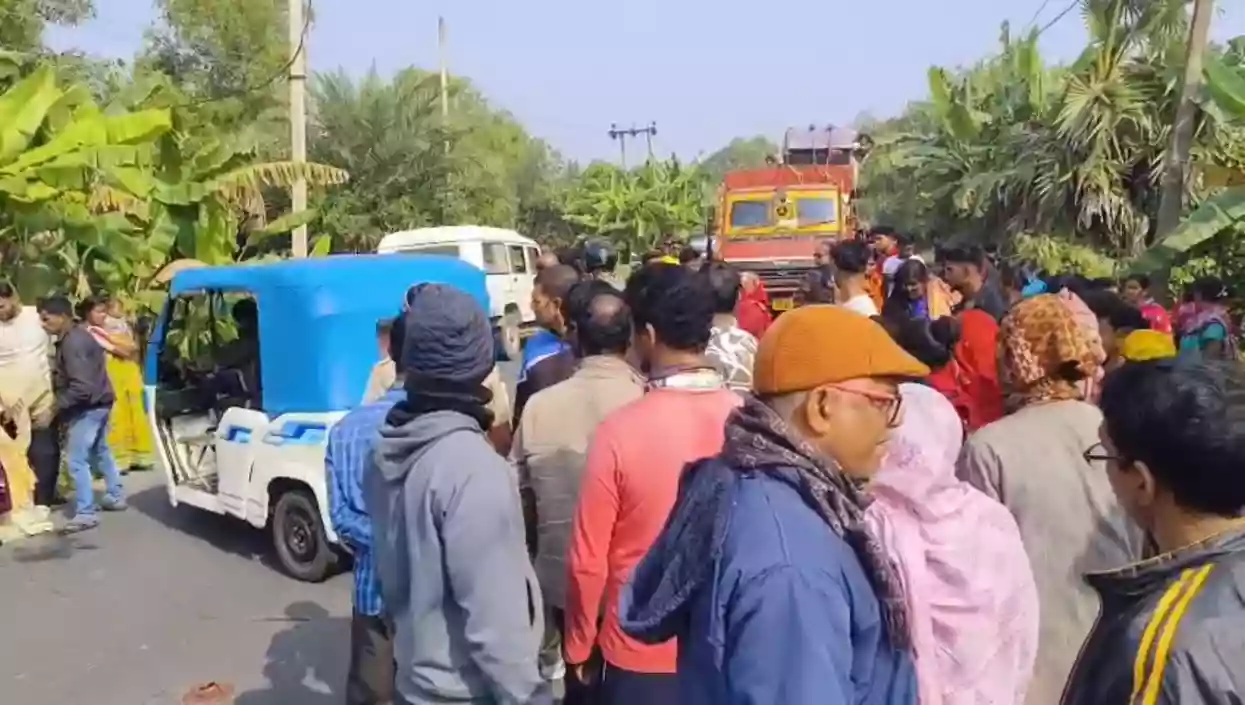 Tourist vehicle on way to Bakkhali falls in roadside ditch, several picnic goers injured
