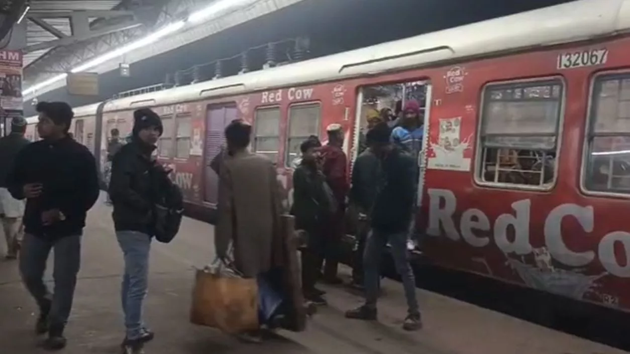 Train services disrupted near Bansberia due to overhead wire fault, passengers face long delays