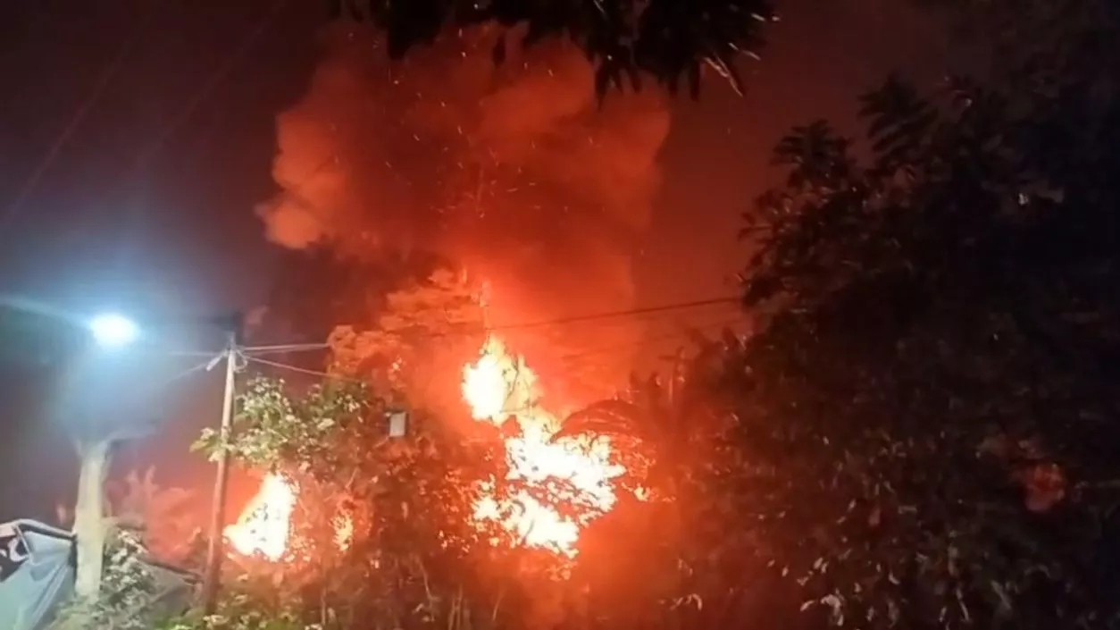 Fire breaks out in slum in South Kolkata's Anandapur