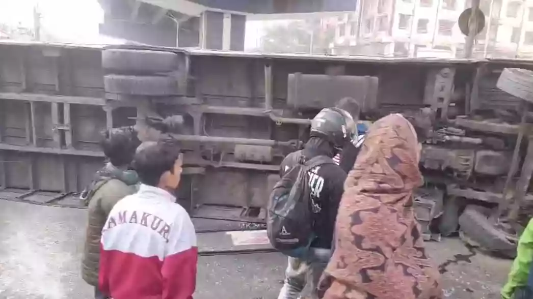 Govt bus overturns at Kolkata's Topsia More, 10 passengers critical, traffic disrupted