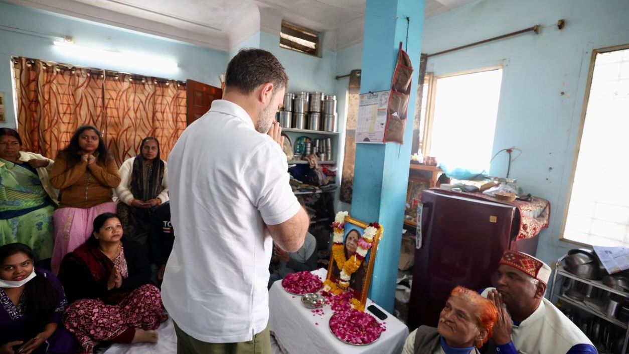 Rahul meets patients, bereaved families of Indore water contamination victims 
