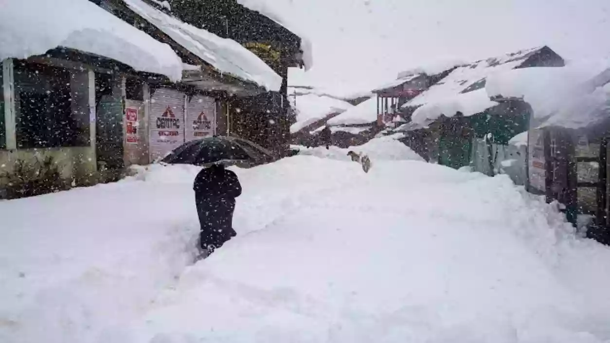 Heavy snowfall grips J&K’s Doda for second day, residents advised to stay indoors