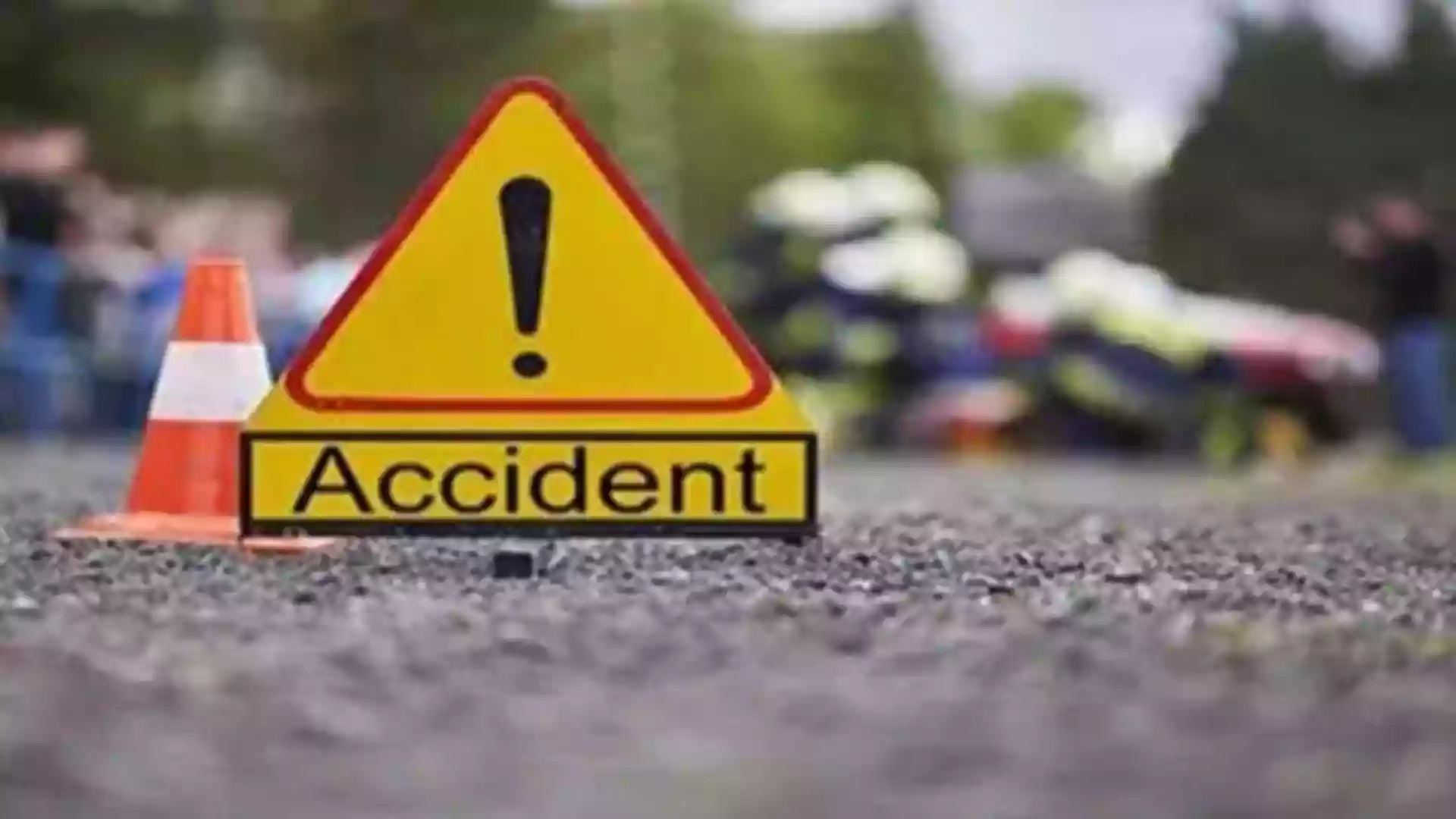 Two college students killed as bike hits stationary container in Jalpaiguri fog