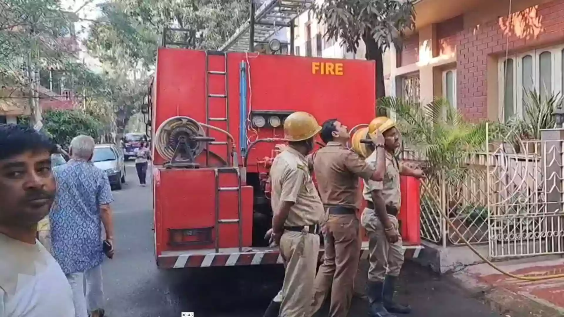 Fire breaks out in 3 storey residential house in Salt Lake's BJ block; Mayor visits site 