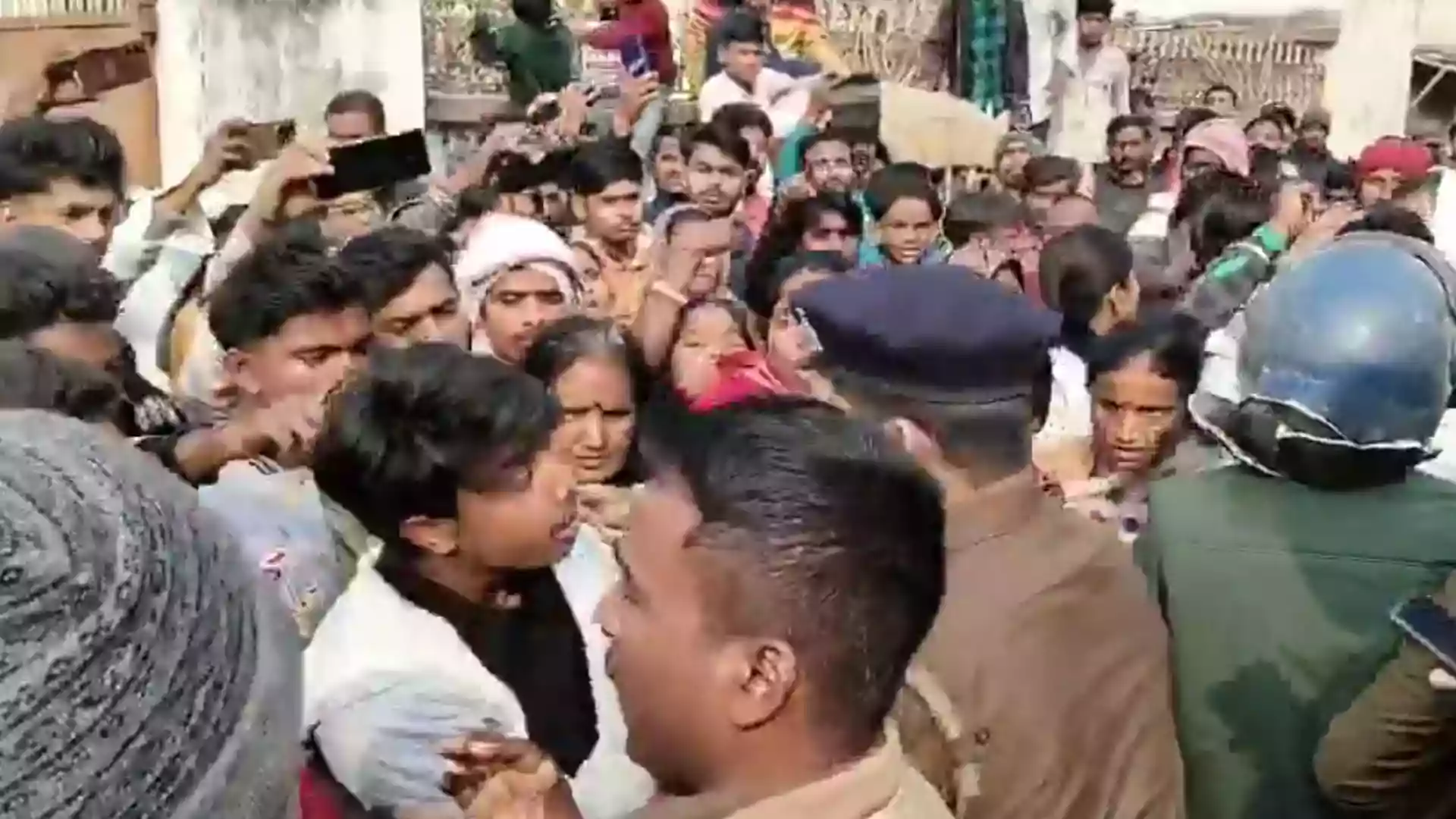 Darbhanga boils after 6-year-old raped and murdered, police lathi-charge on angry protesters