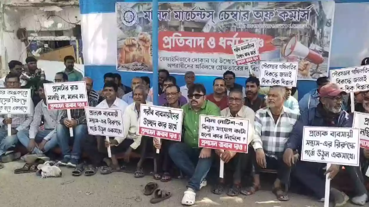 Traders sit on NH, warn of strike as 9 shops, warehouse razed in Malda