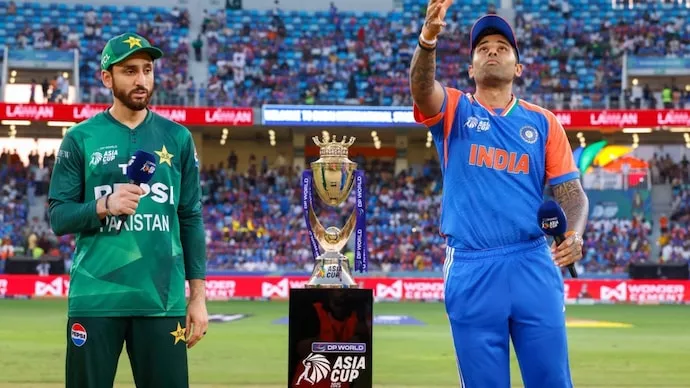 “No handshake” row resurfaces before India-Pakistan T20 clash; Manjrekar calls it “silly”
