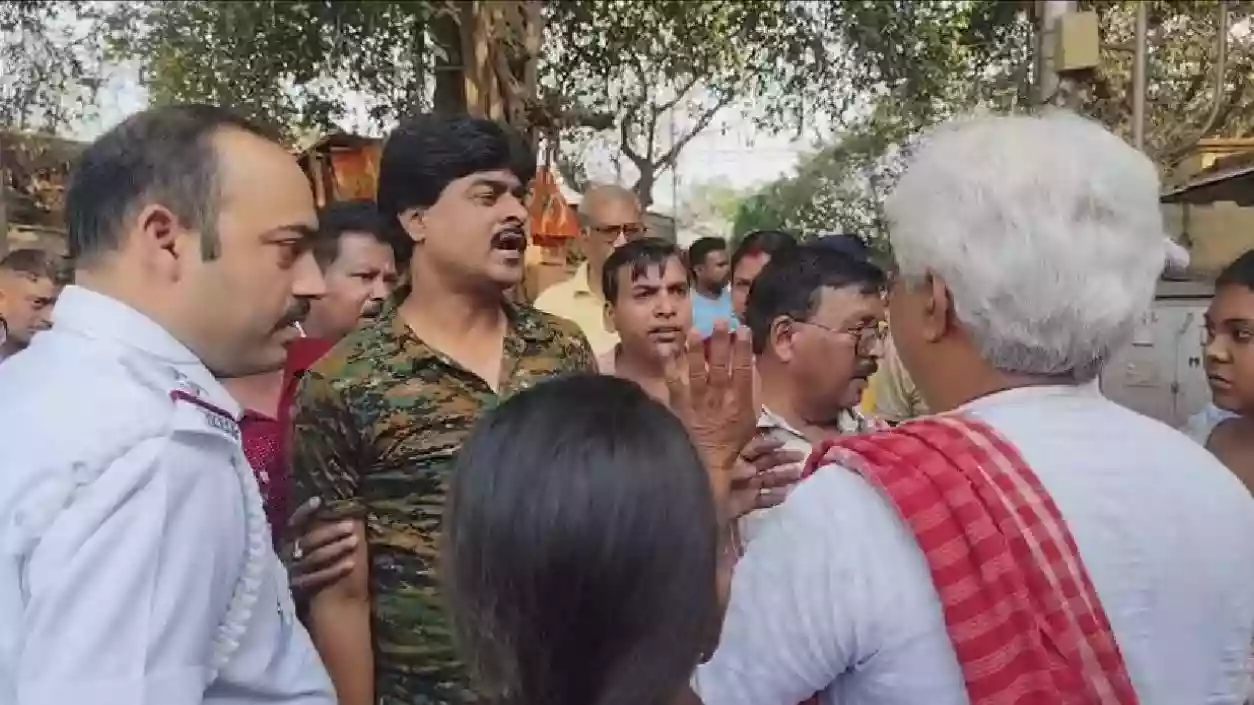 Brothers clash over mother’s last rites at Howrah cremation ground | Watch