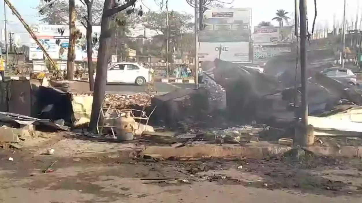Massive fire engulfs 10 shops in Howrah, cylinder blast triggers panic