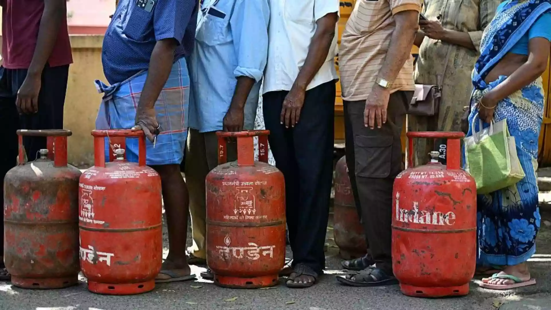 Kanthi youth arrested for ‘black marketing’ gas cylinders during crisis; police seize 21 cylinders and refilling machine