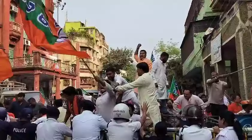 BJP-TMC workers clash in front of Vivekananda House near Girish Park
