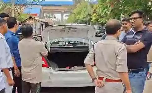 Police recover 25 lakh cash from app cab near Newtown City Center, one in custody
