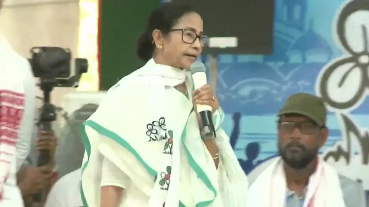 Mamata Banerjee claims poll conspiracy, asks voters to “guard EVMs till counting day”